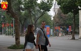 Hà Nội: Nhiều khách nước ngoài vẫn thờ ơ với khẩu trang nơi công cộng